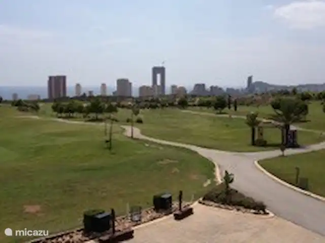 El Xoriguer en España, Costa Blanca, Altea - villa uno de los muchos hermosos campos de golf cercanos. Esta con vistas al skyline de Benidorm
