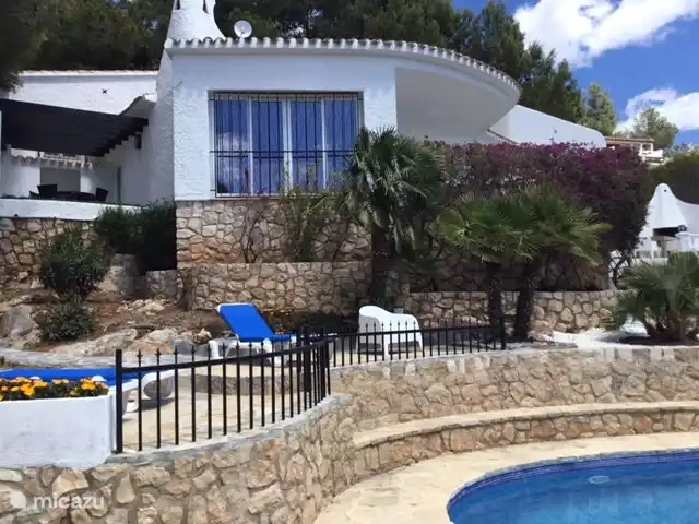 El Xoriguer en España, Costa Blanca, Altea - villa una de las terrazas y vista lateral villa