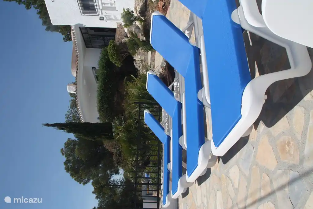 Zicht vanaf één van de vele terrassen op de ingang van de villa