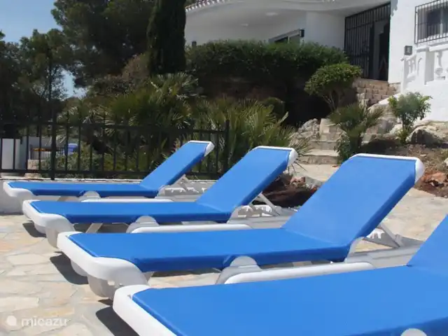 El Xoriguer en España, Costa Blanca, Altea - villa Vista desde una de las muchas terrazas en la entrada de la villa.