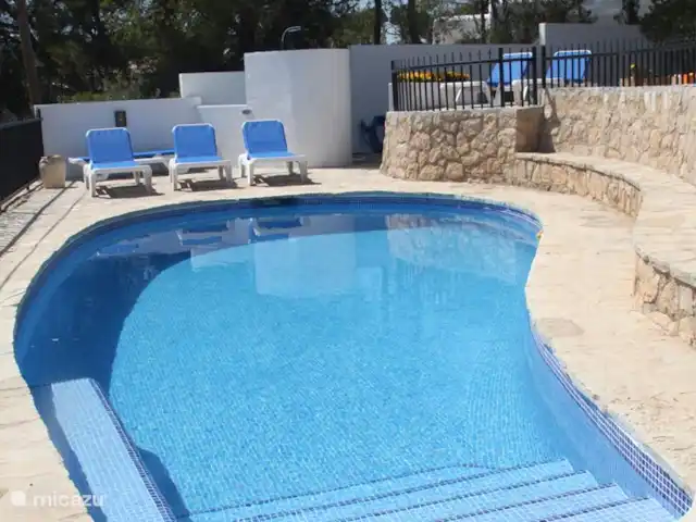 El Xoriguer en España, Costa Blanca, Altea - villa Piscina con banco extra en el agua y dos terrazas. La piscina también está equipada con iluminación (en diferentes colores)