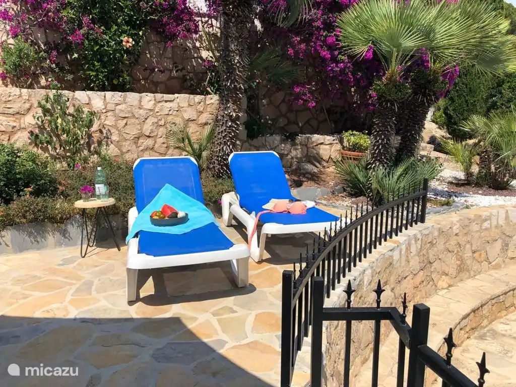 terras bij zwembad, veilig voor kinderen