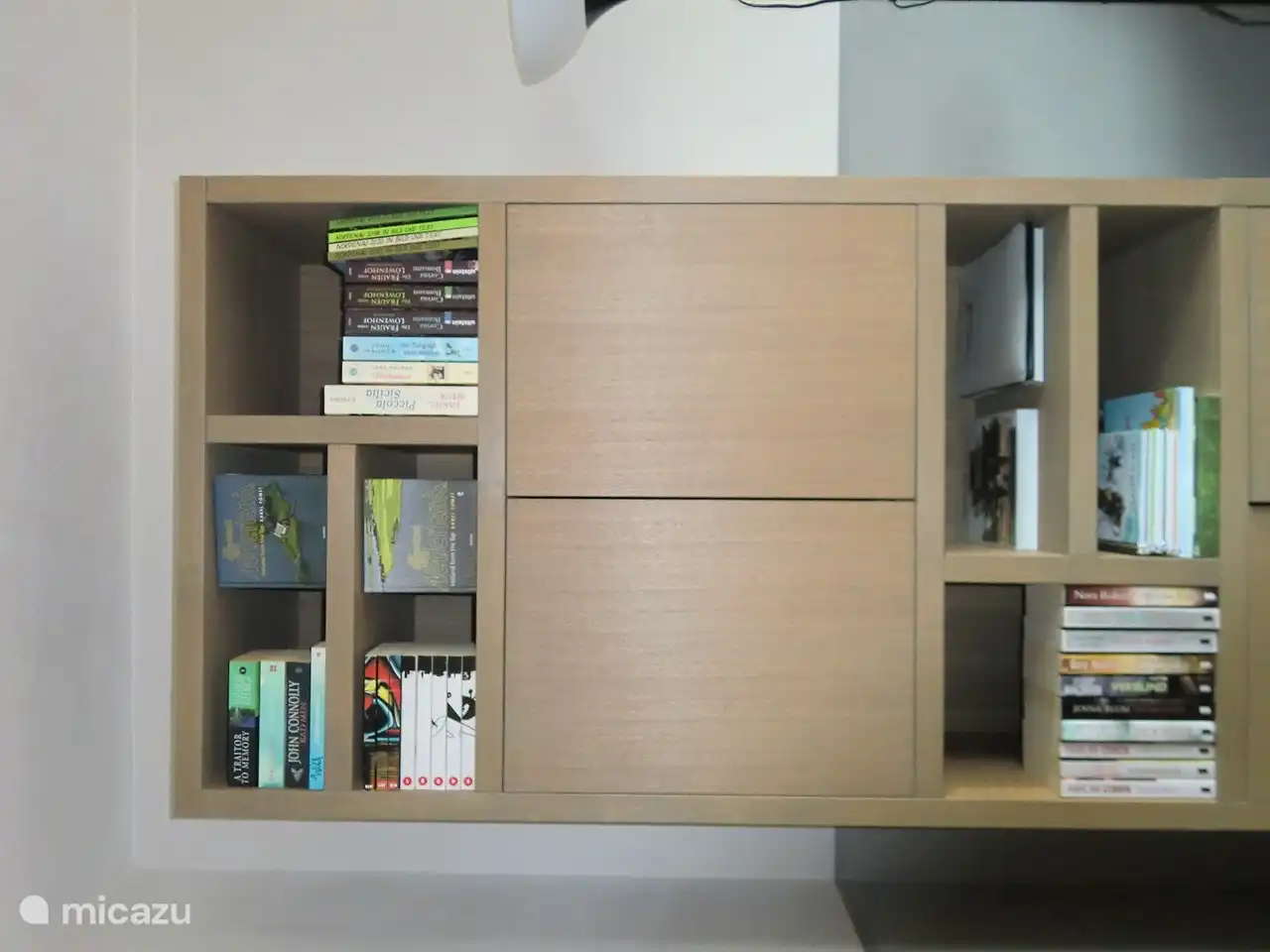 Bibliothèque avec des livres néerlandais, allemands et anglais.