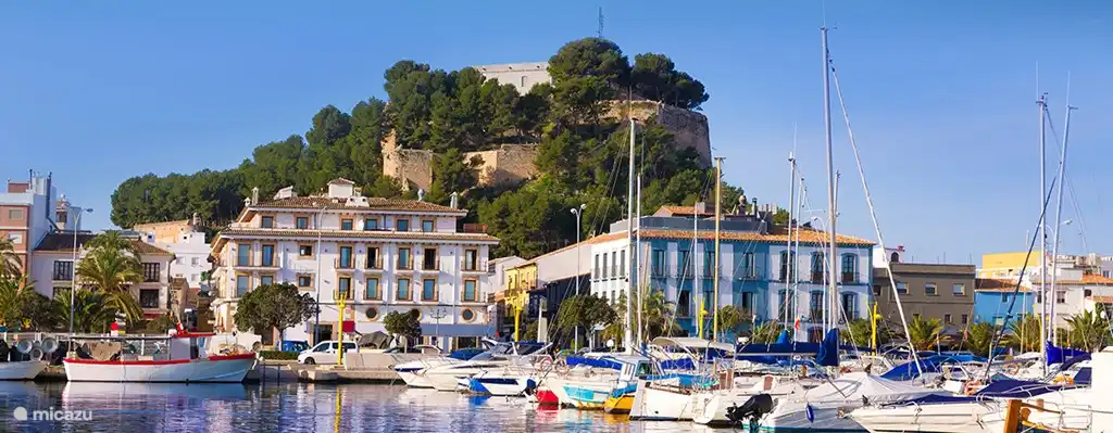 Kasteel in Denia, met rondom leuke straatjes.