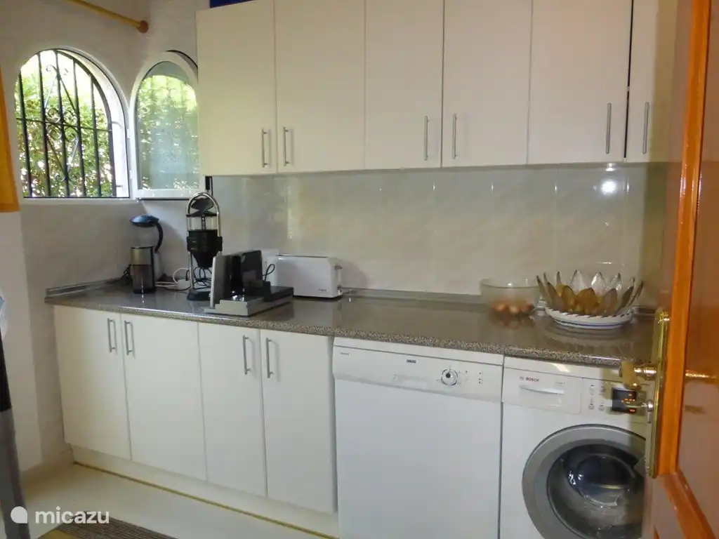 Bijkeuken met wasmachine.