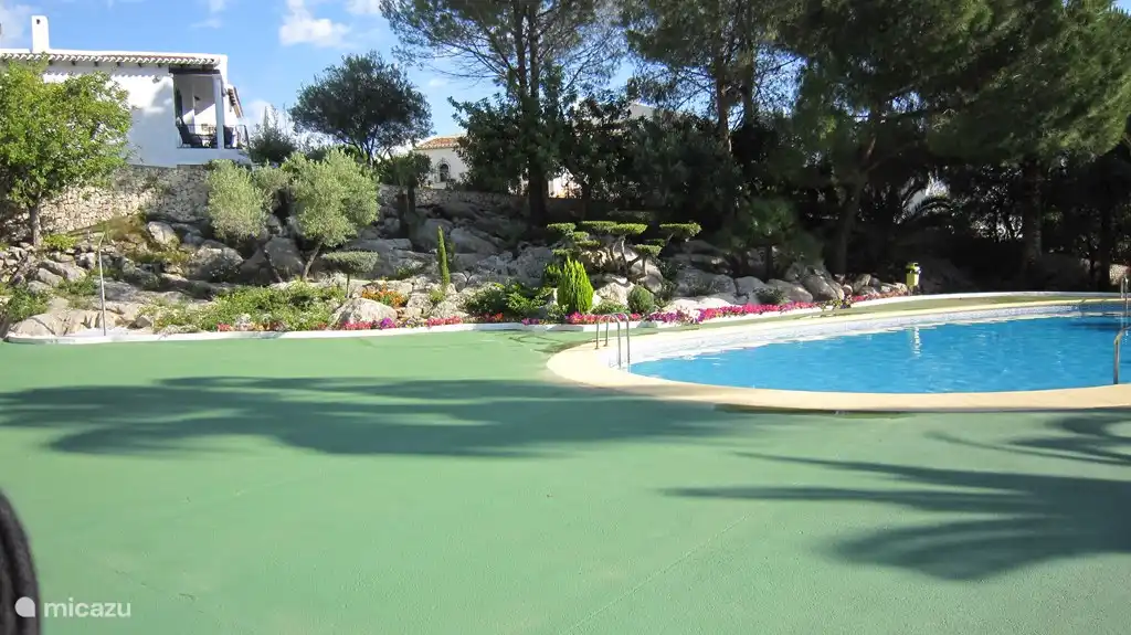 Een van de beide zwembaden.