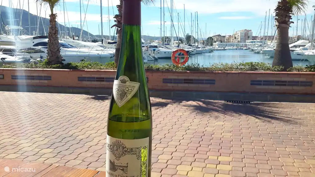 Jachthaven Denia 8 min rijden met prima restaurants.