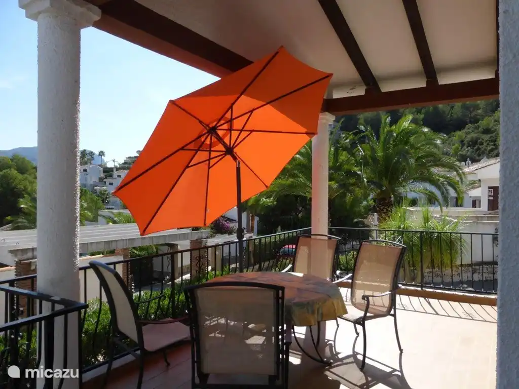 Het terras met uitzicht op de bergen.