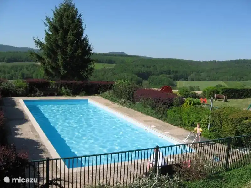 Piscine chauffée avec panneaux solaires et aire de jeux gratuite.