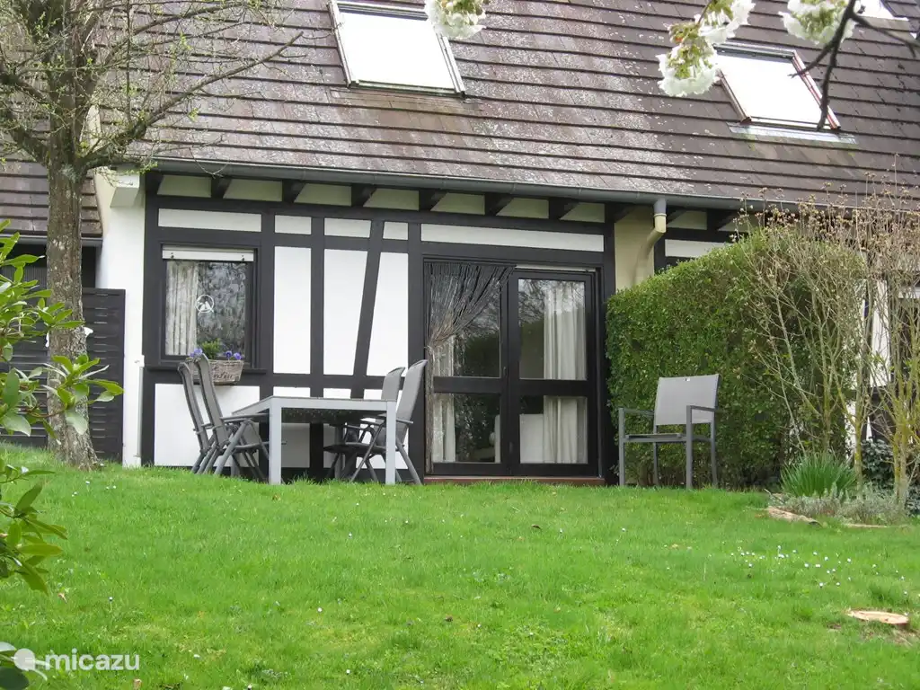 Façade arrière avec salon de jardin et belle vue.
