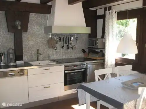 cuisine avec lave-vaisselle, four, réfrigérateur, plaque vitrocéramique 4 feux.