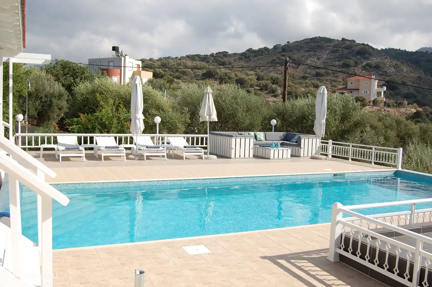 Nieuwe terras met lounge zet