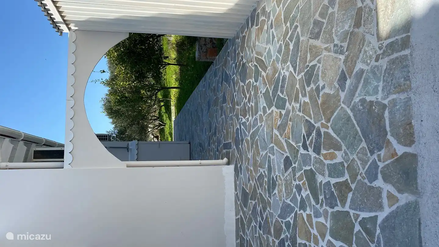 Doorloop naar de tuin en de maisonette