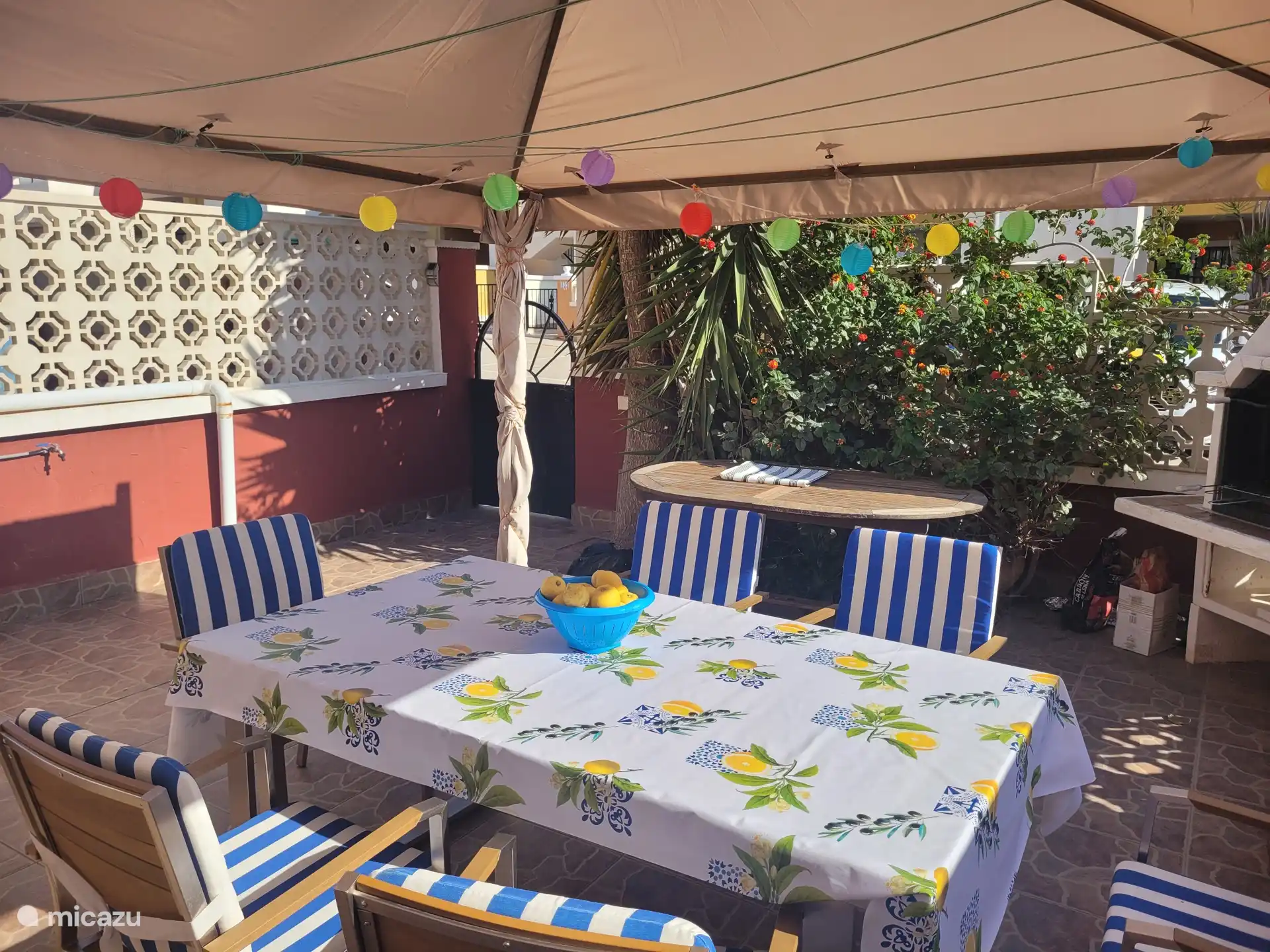 Ontbijten, lunchen en dineren.....kan allemaal in de heerlijke tuin
