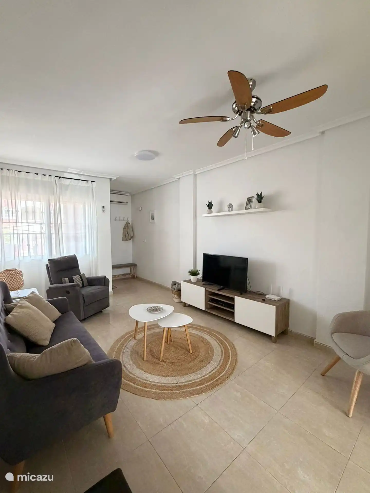 De moderne living met zithoek en TV