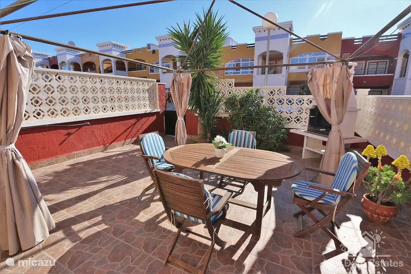 In de tuin is een barbeque aanwezig