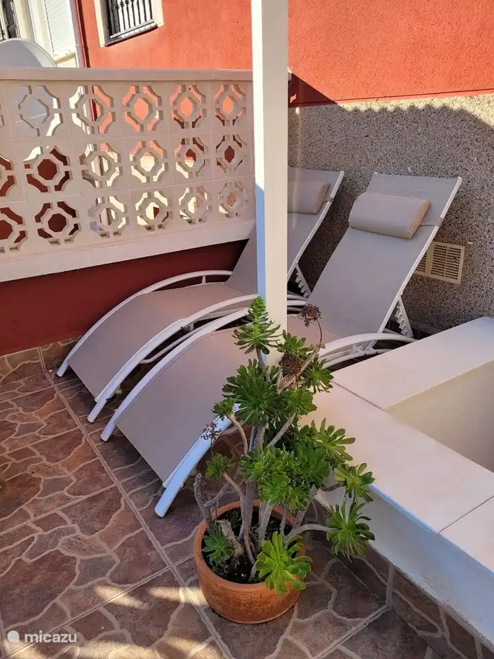 Twee ligstoelen om  te zonnen