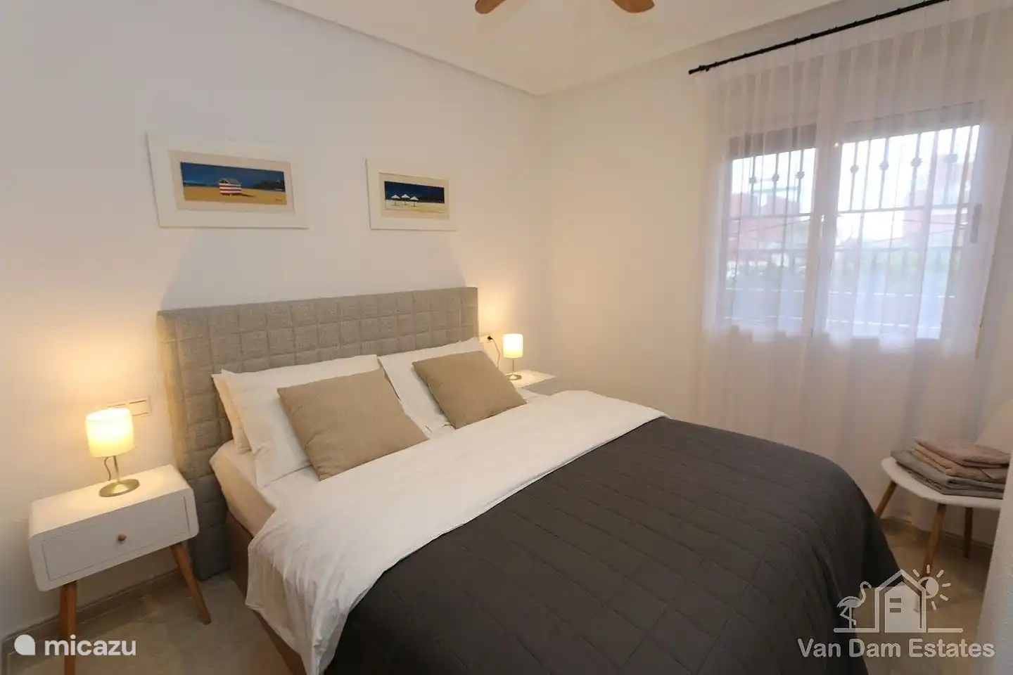 E/en slaapkamer met een tweepersoonsbed en ingebouwde kledingkast