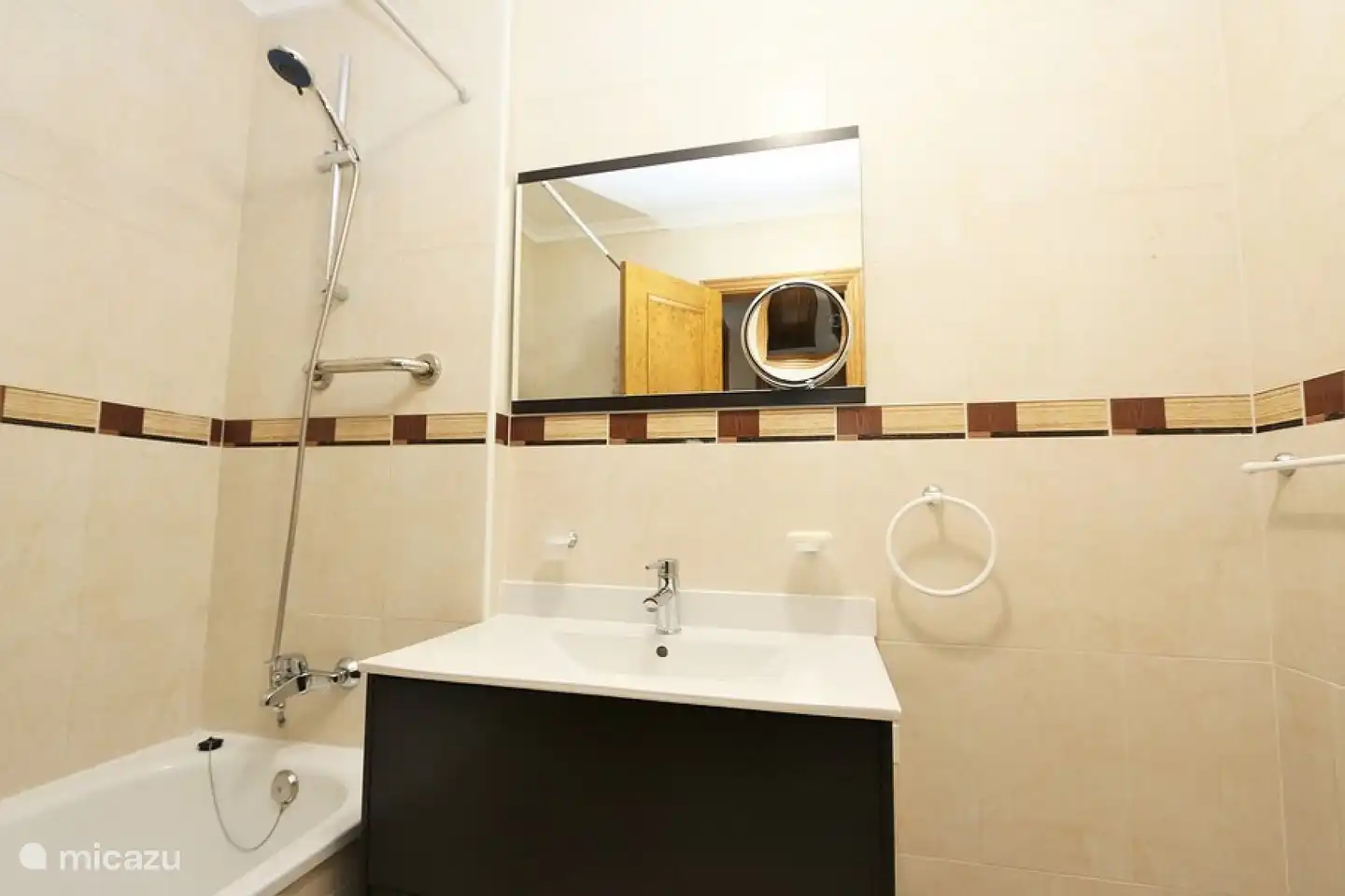 Een badkamer met bad