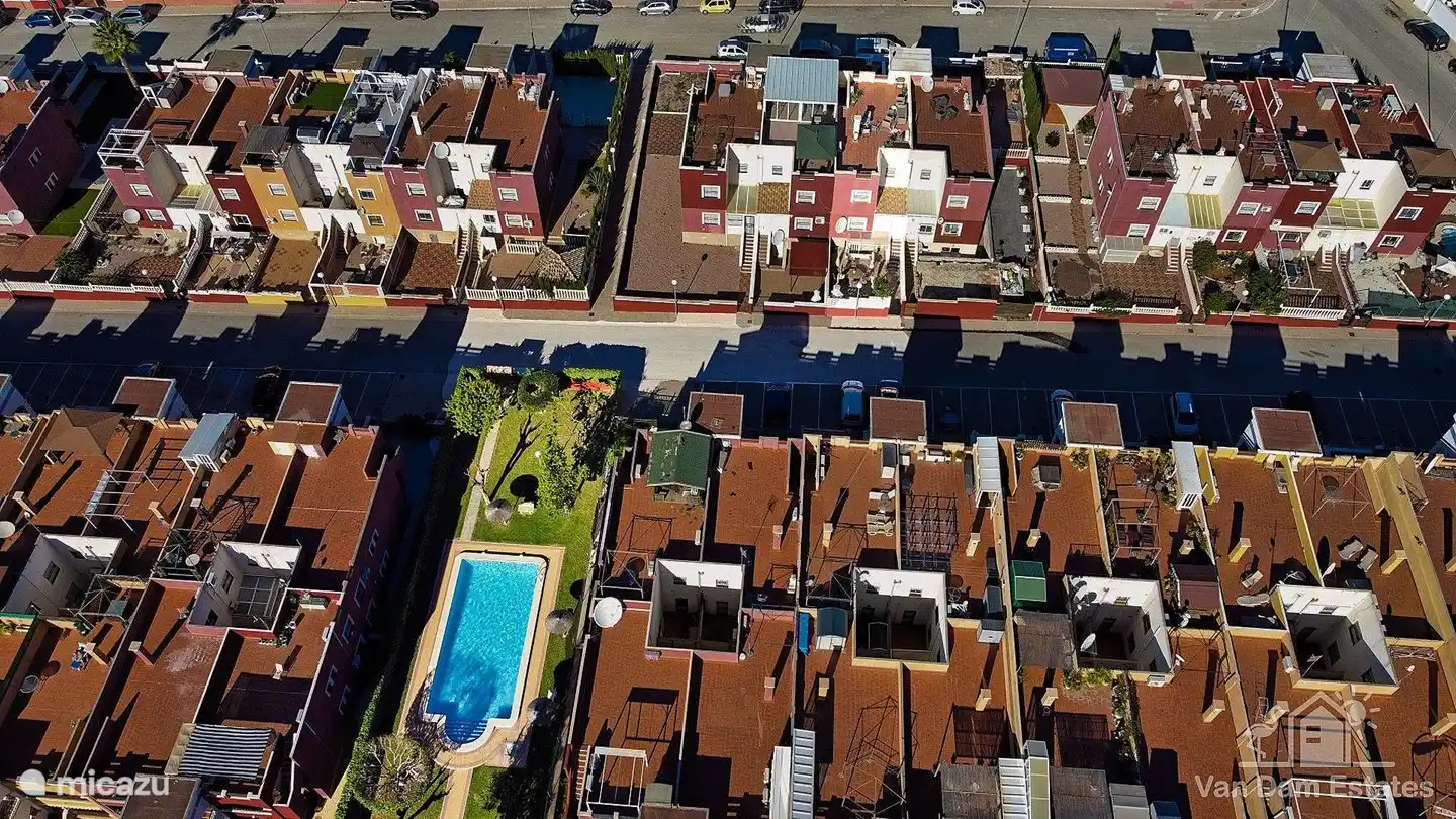 De wijk waarin het appartement zich bevindt, is rustig en ruim opgezet