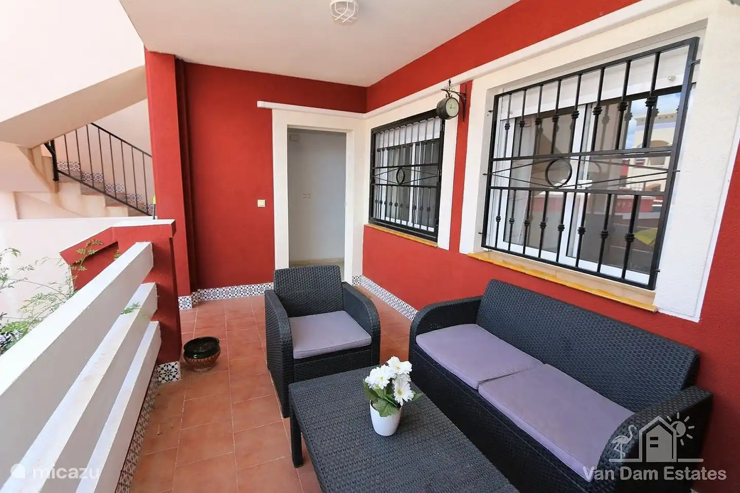 Het terras om lekker te zitten met uitzicht op de groene voortuin