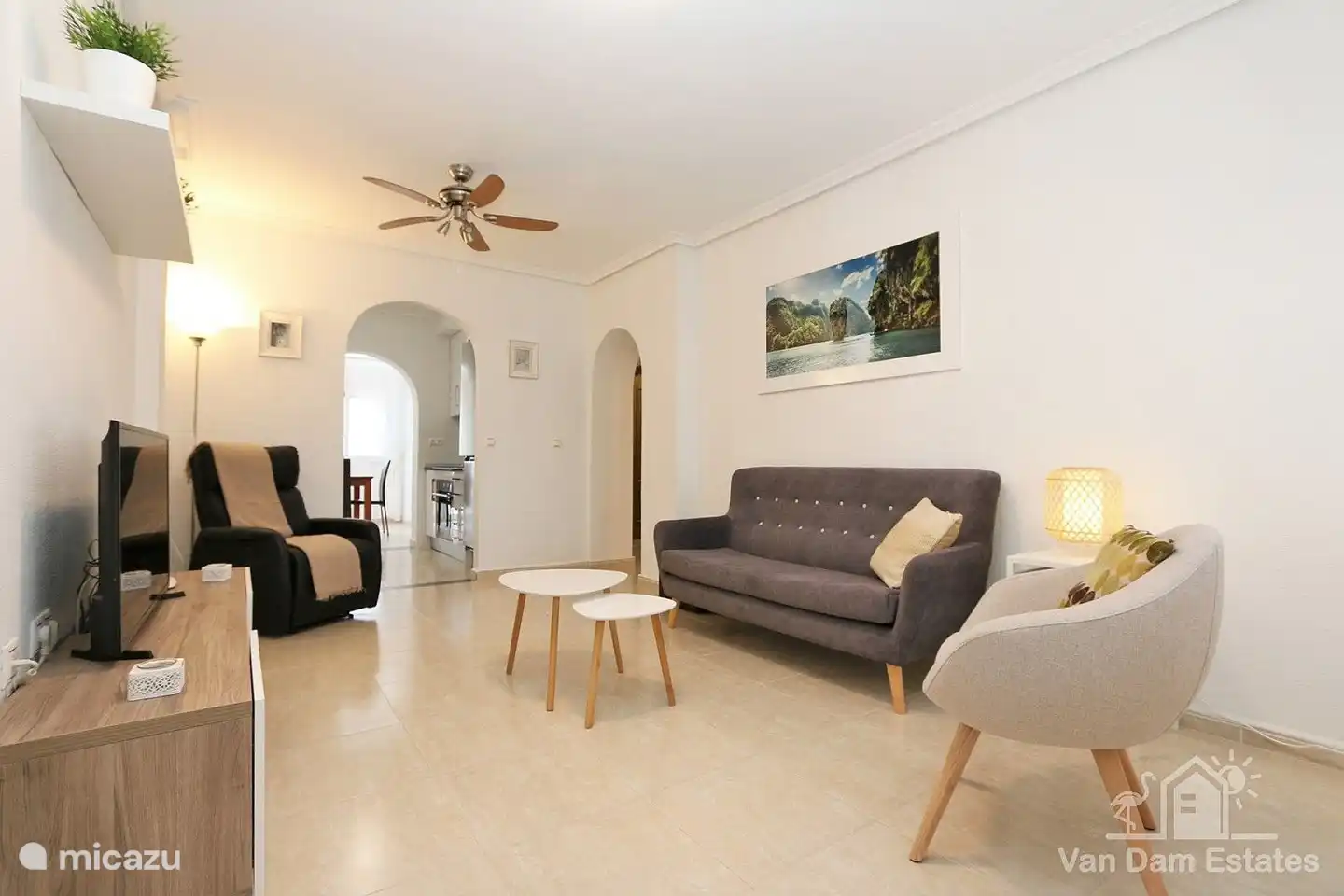 De moderne living met zithoek en TV