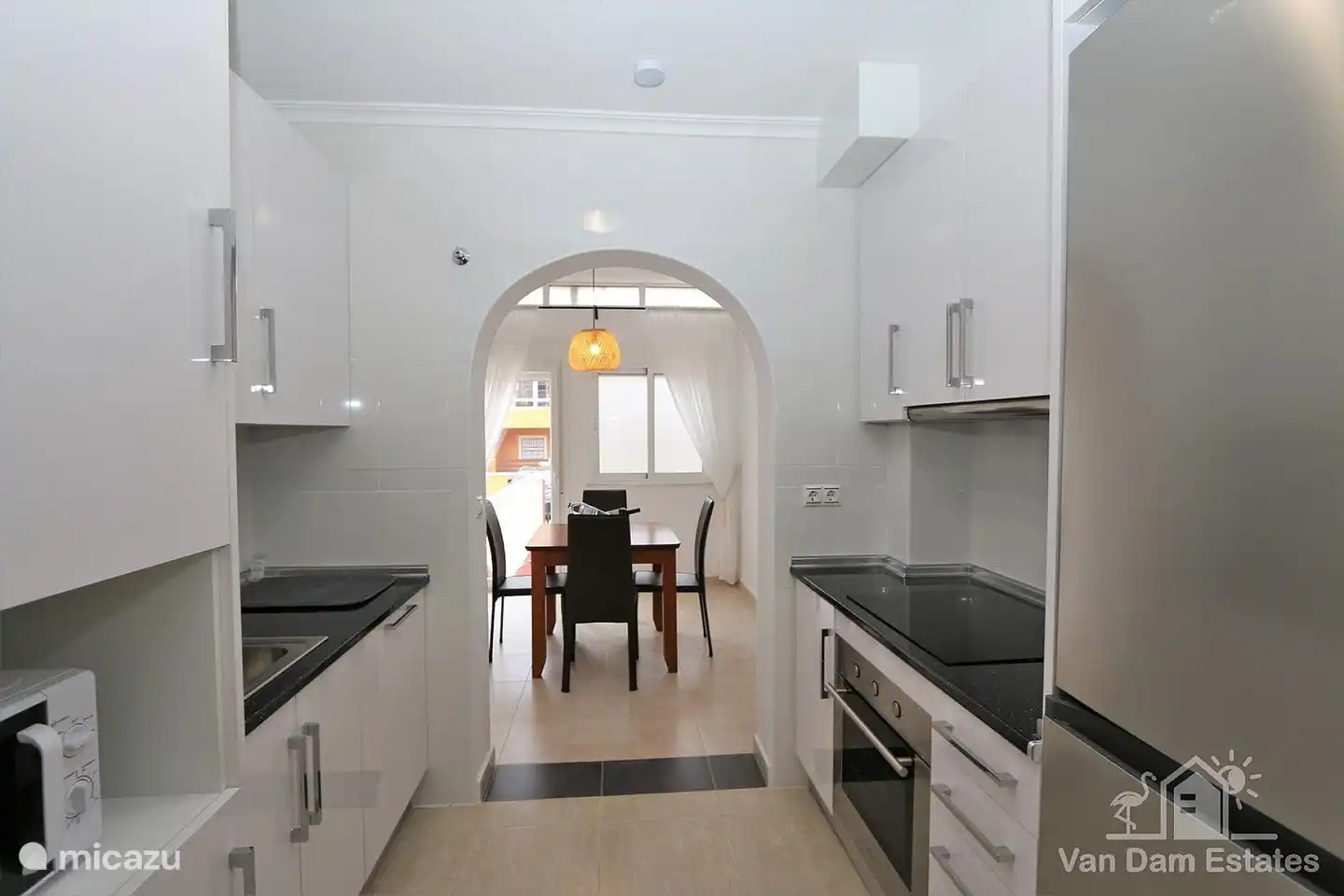 Vanuit de woonkamer kom je in de nieuwe keuken