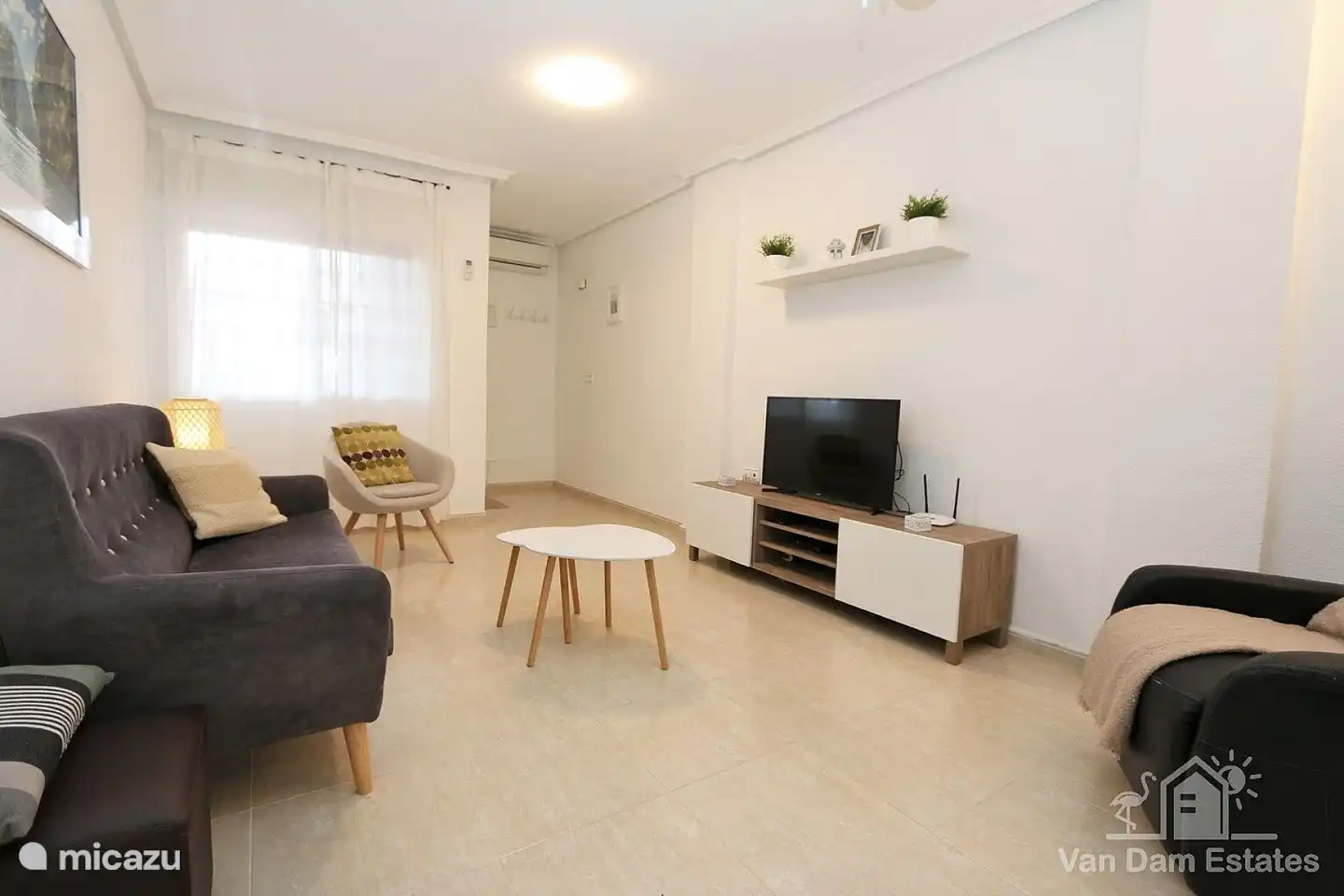 Je komt bij de woonkamer het appartement binnen