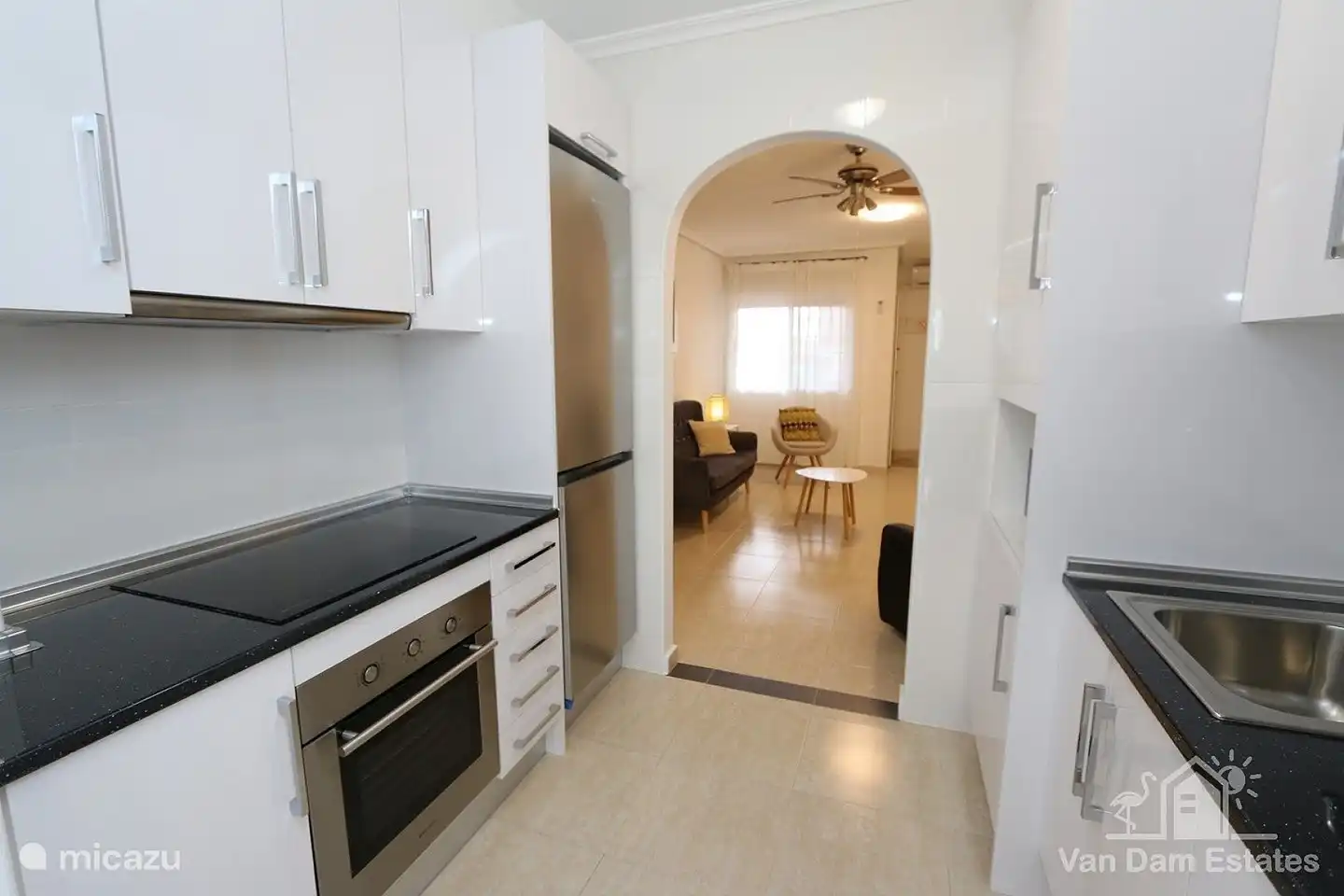 De keuken is voorzien van electrische kookplaat, oven, afwasmachine, koelkast met vriezer, magnetron en wasmachine