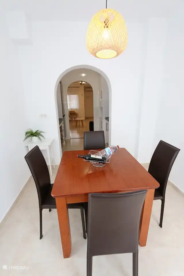 Met een doorkijkje via de keuken naar de living