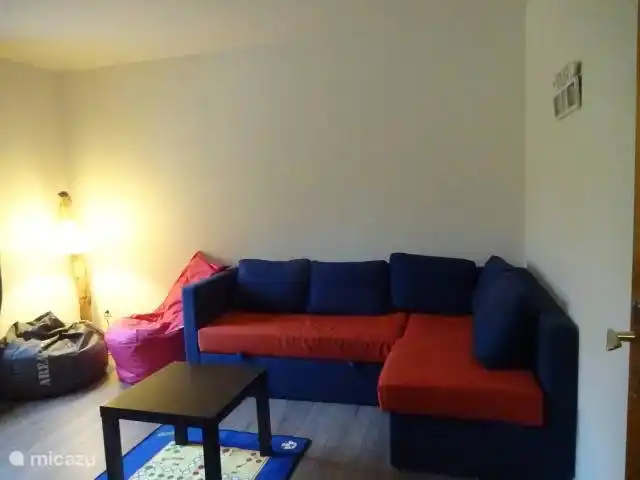 Sala de juegos con sof&#225; cama