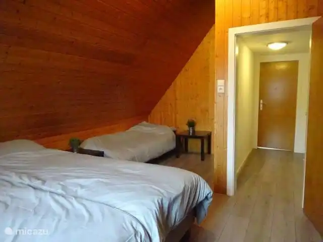 Dormitorio con somier para 4 personas, planta alta