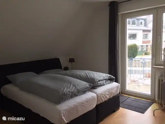 Dormitorio con somier para 2 personas y balc&#243;n