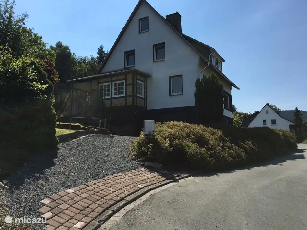 &#161;Frente de la casa con trampol&#237;n para los ni&#241;os!