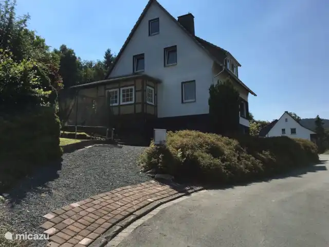 Casa Am Kreuzberg en Alemania, Sauerland, Niedersfeld - Winterberg - casa vacacional ¡Frente de la casa con trampolín para los niños!