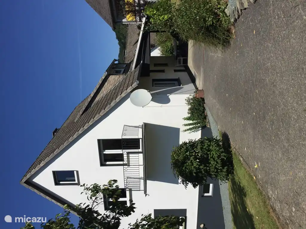 Detr&#225;s de la casa