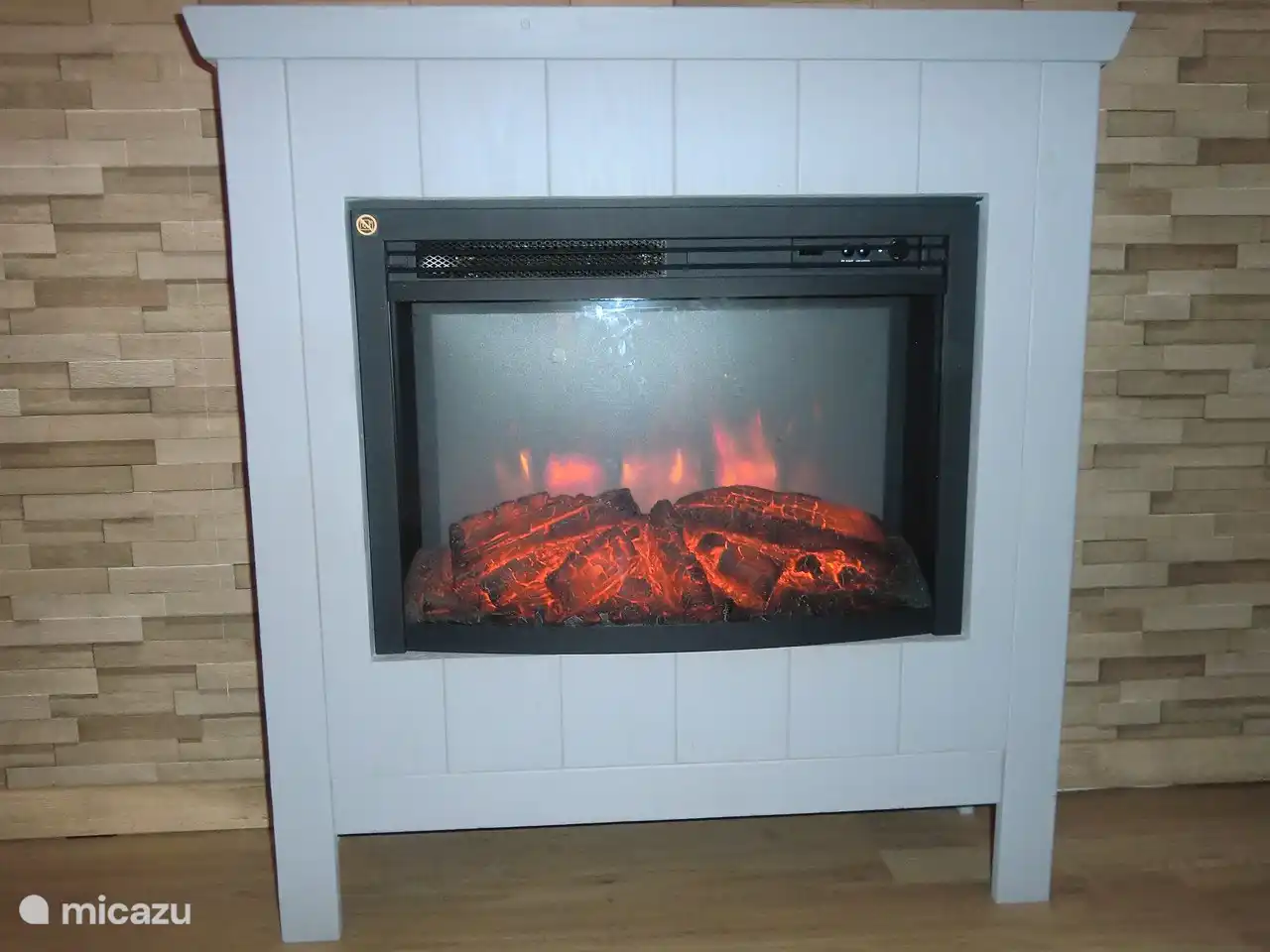 Electric decorative fireplace