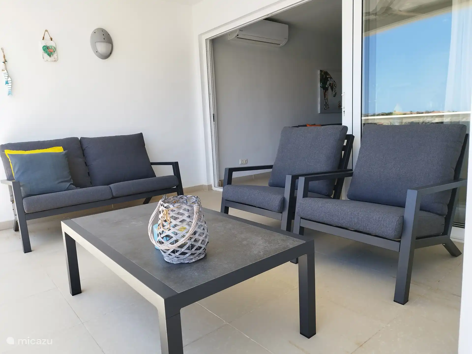 Balkon mit einer schönen Lounge, um die Aussicht und die untergehende Sonne zu genießen.