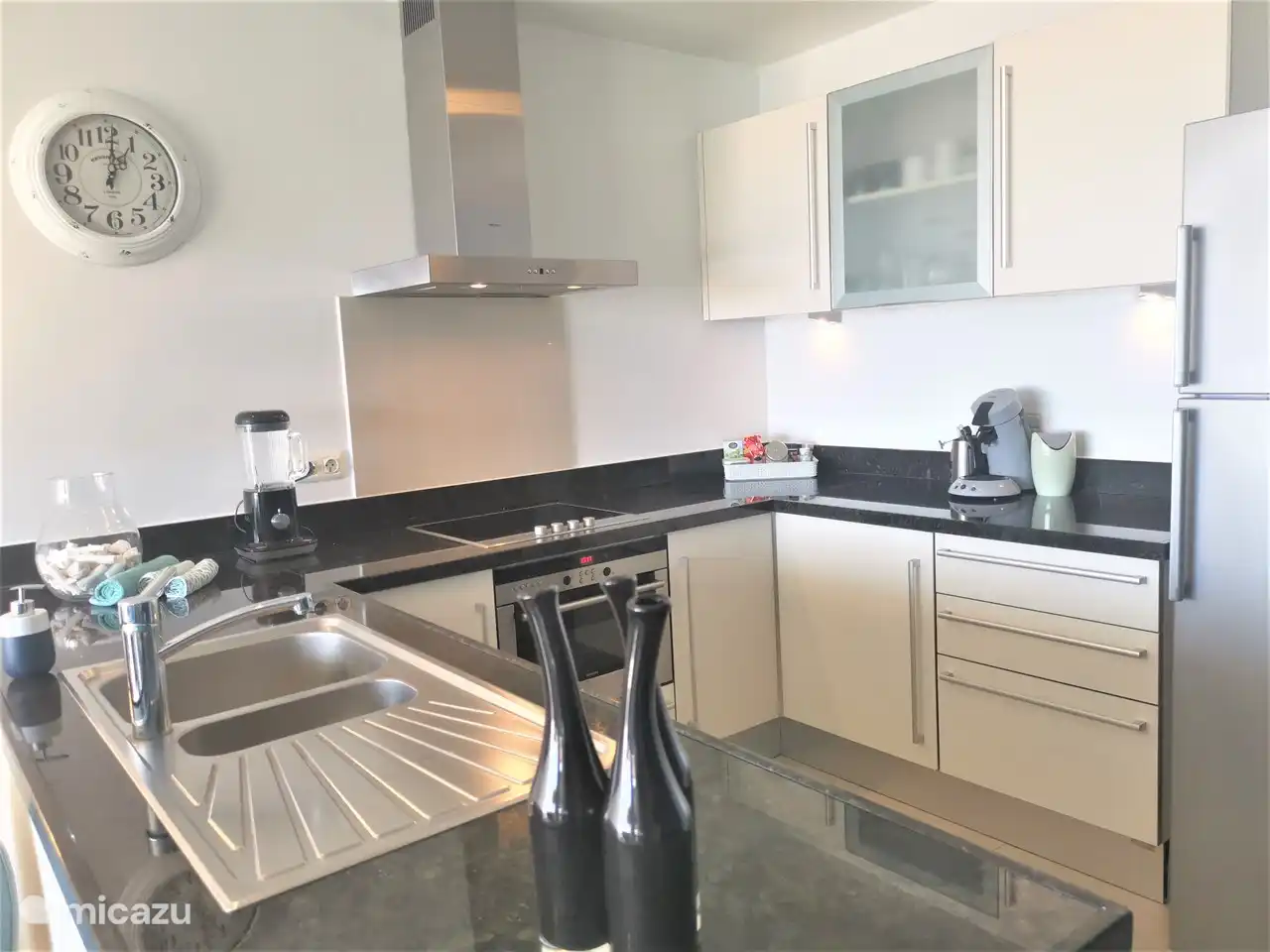 open keuken met inbouw apparatuur