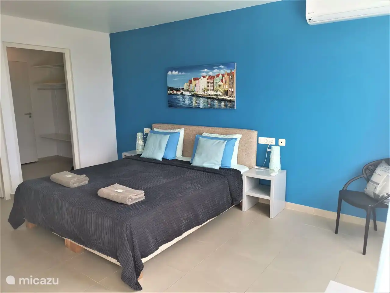 ruime slaapkamer met inloopkast