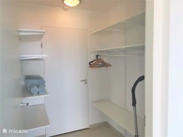 Blue Bay Zeezicht Appartement huren in Curaçao, Curacao-Midden, Blue Bay - appartement inloopkast met kluisje