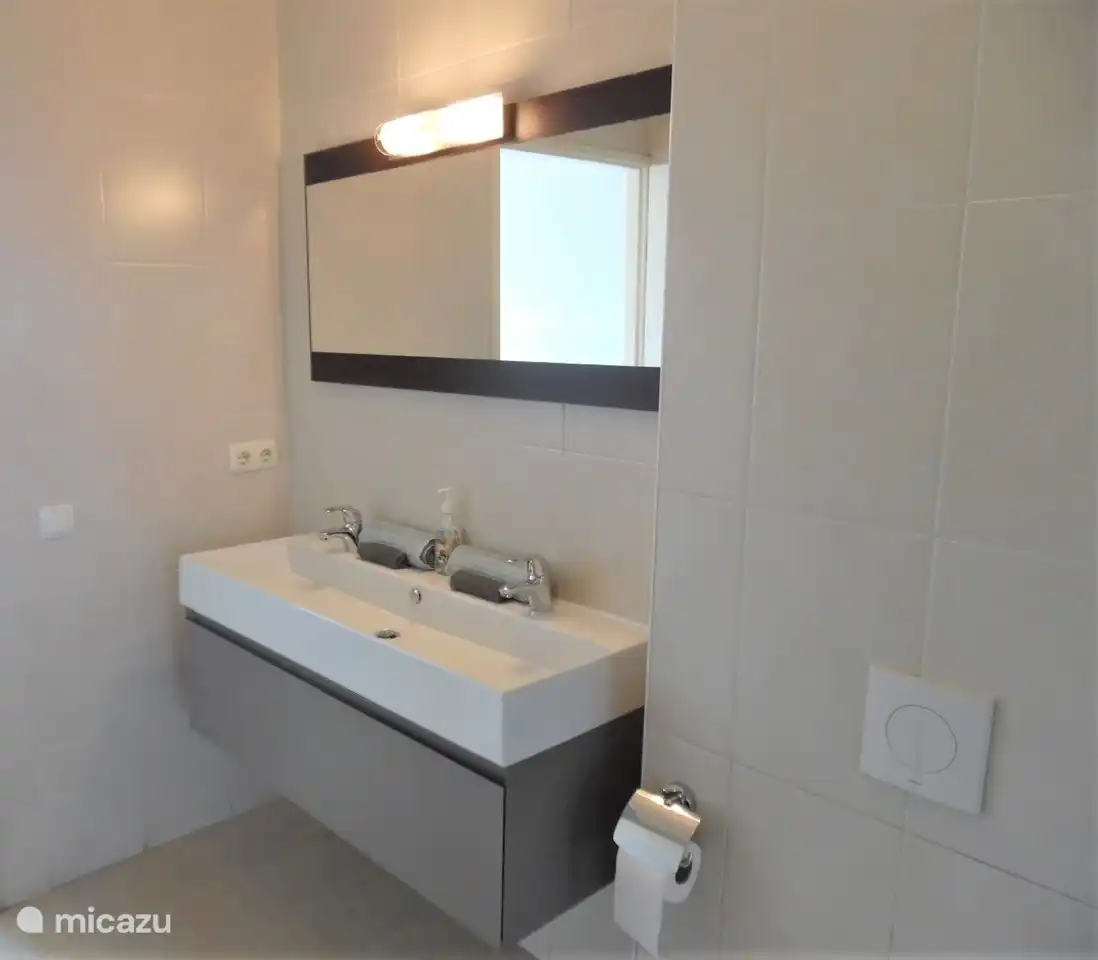 Badkamer met regendouche