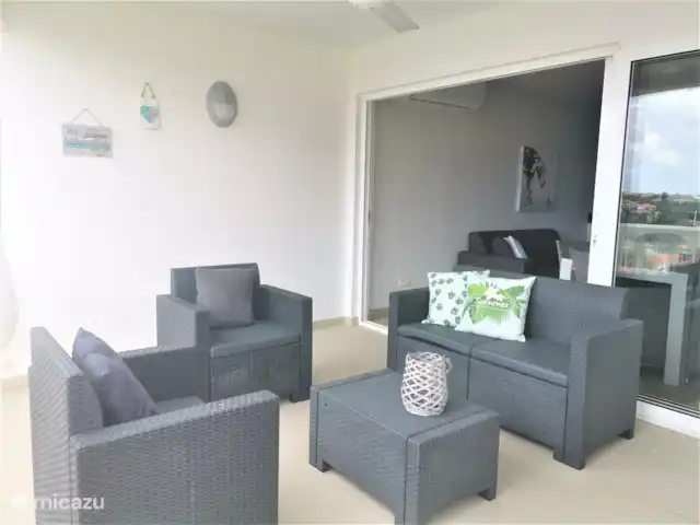 Blue Bay Zeezicht Appartement huren in Curaçao, Curacao-Midden, Blue Bay - appartement ruim balkon met lounge set