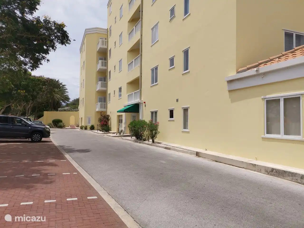 entree en parkeerplaatsen