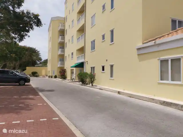 Blue Bay Zeezicht Appartement huren in Curaçao, Curacao-Midden, Blue Bay - appartement entree en parkeerplaatsen