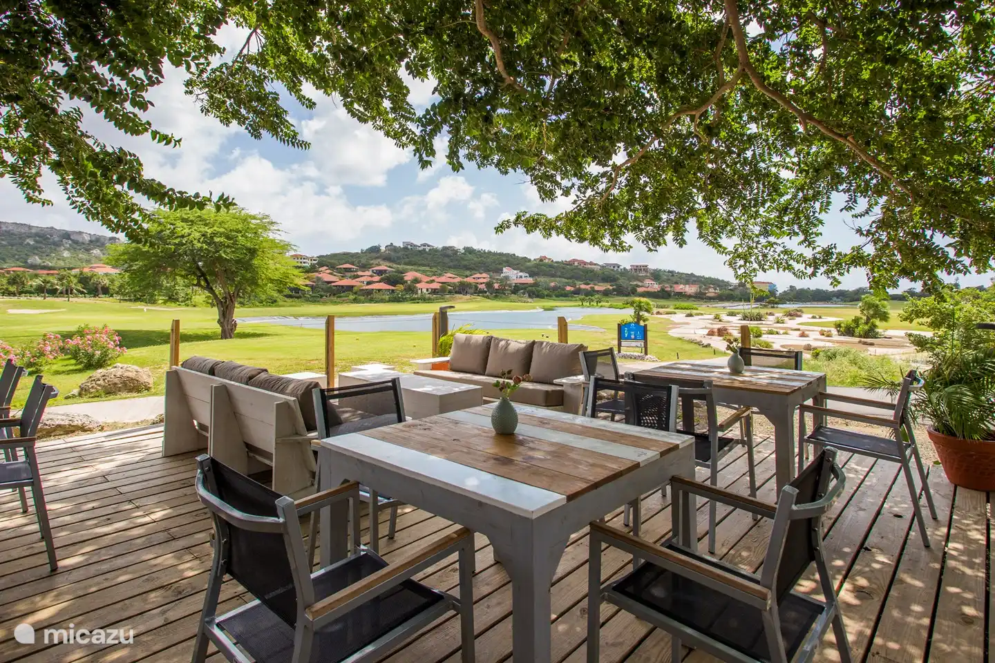 terras bij de golfbaan