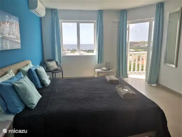 Blue Bay Zeezicht Appartement huren in Curaçao, Curacao-Midden, Blue Bay - appartement slaapkamer met deur naar balkon