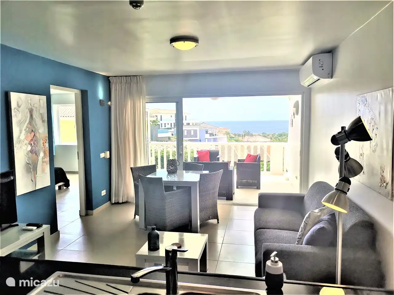 woonkamer met uitzicht op zee