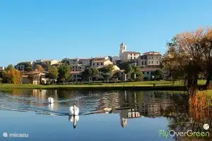 Vue sur le village et l'étang central