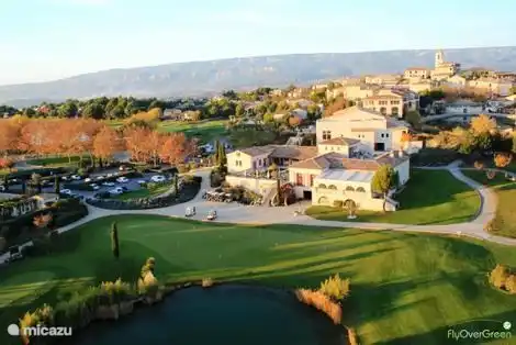 Golf club house sur le domaine